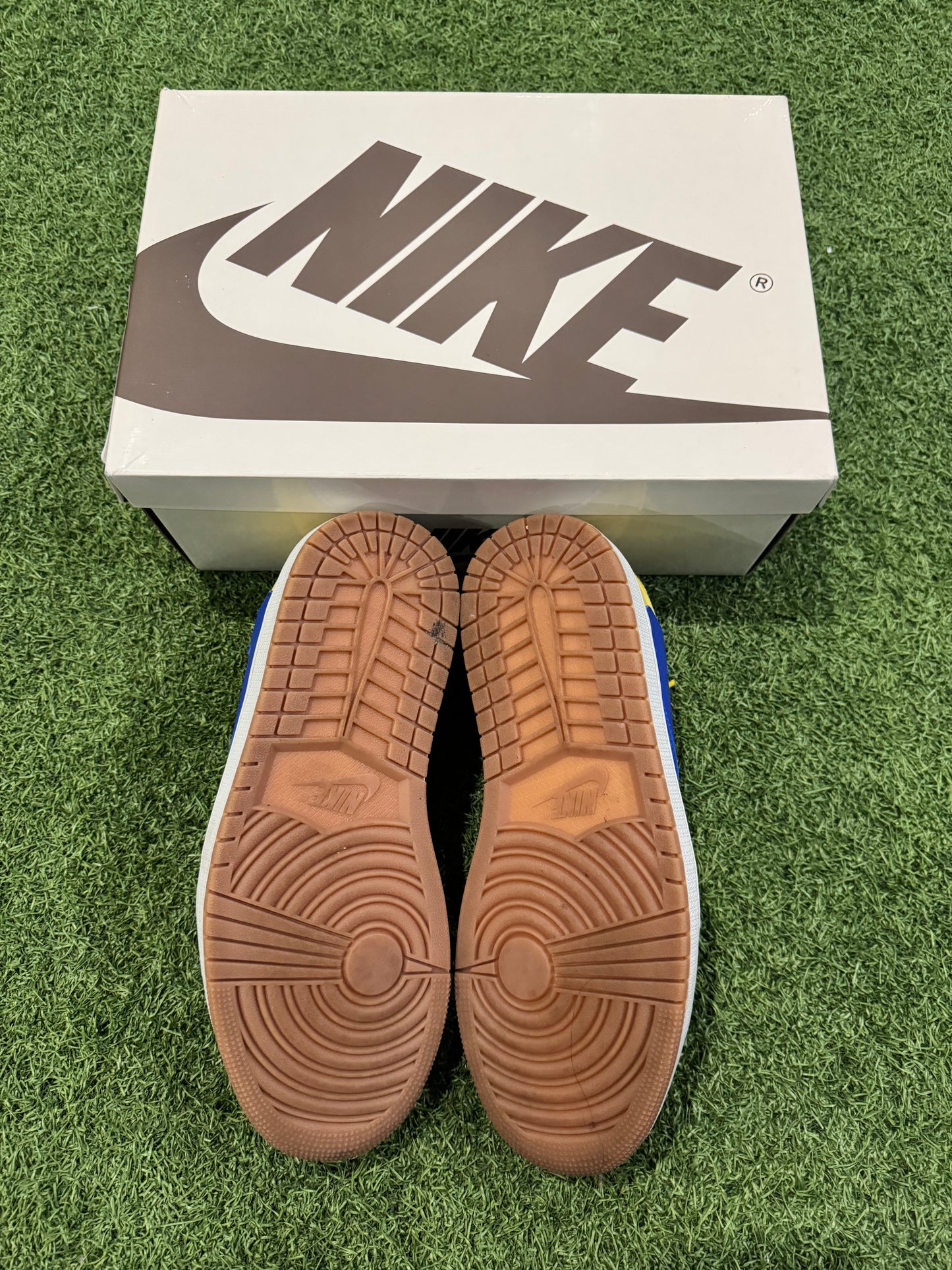 Jordan 1 Low Travis Scott Canary (9W/7.5M)