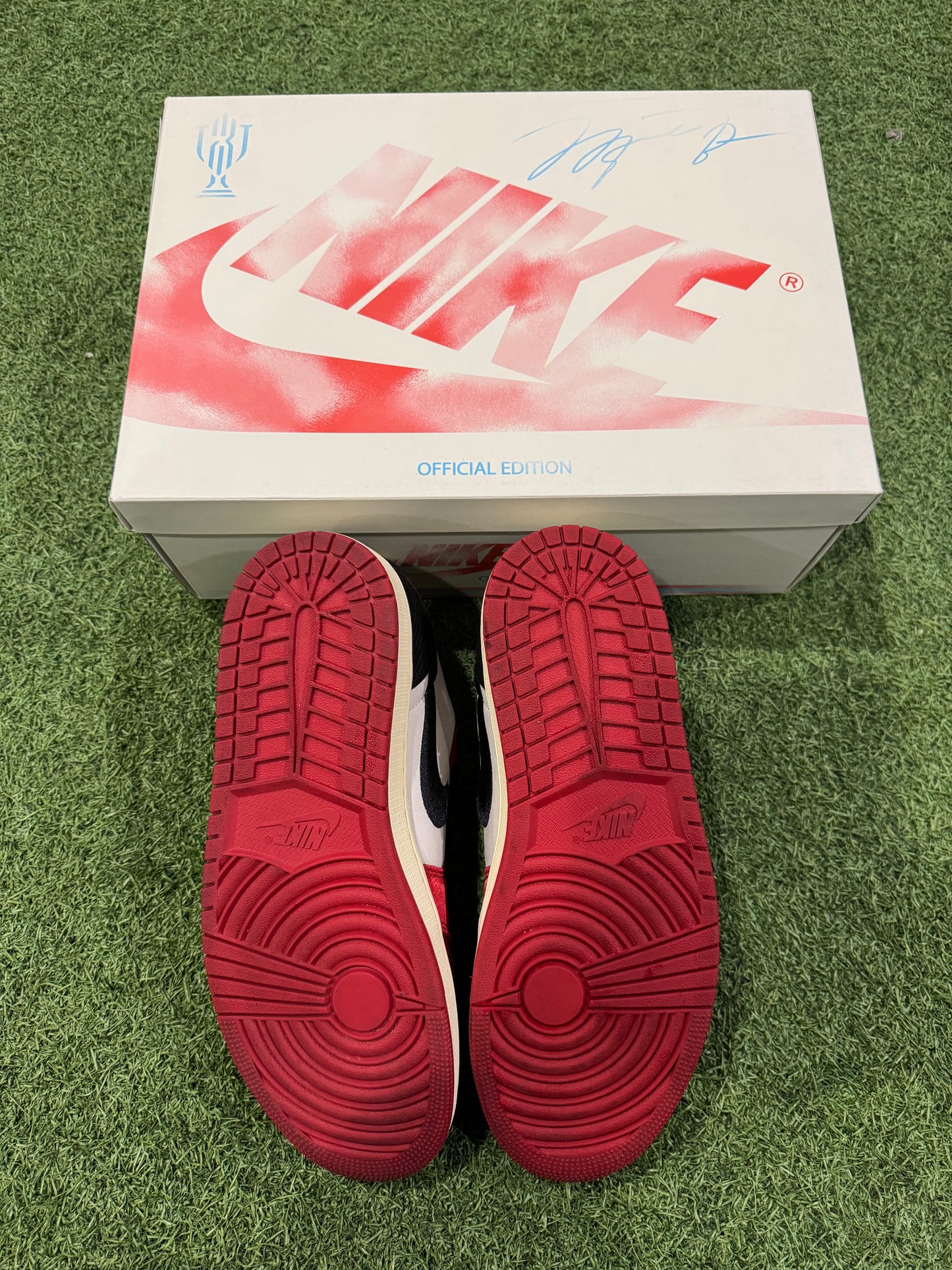 Jordan 1 Low Trophy Room Away (9.5)