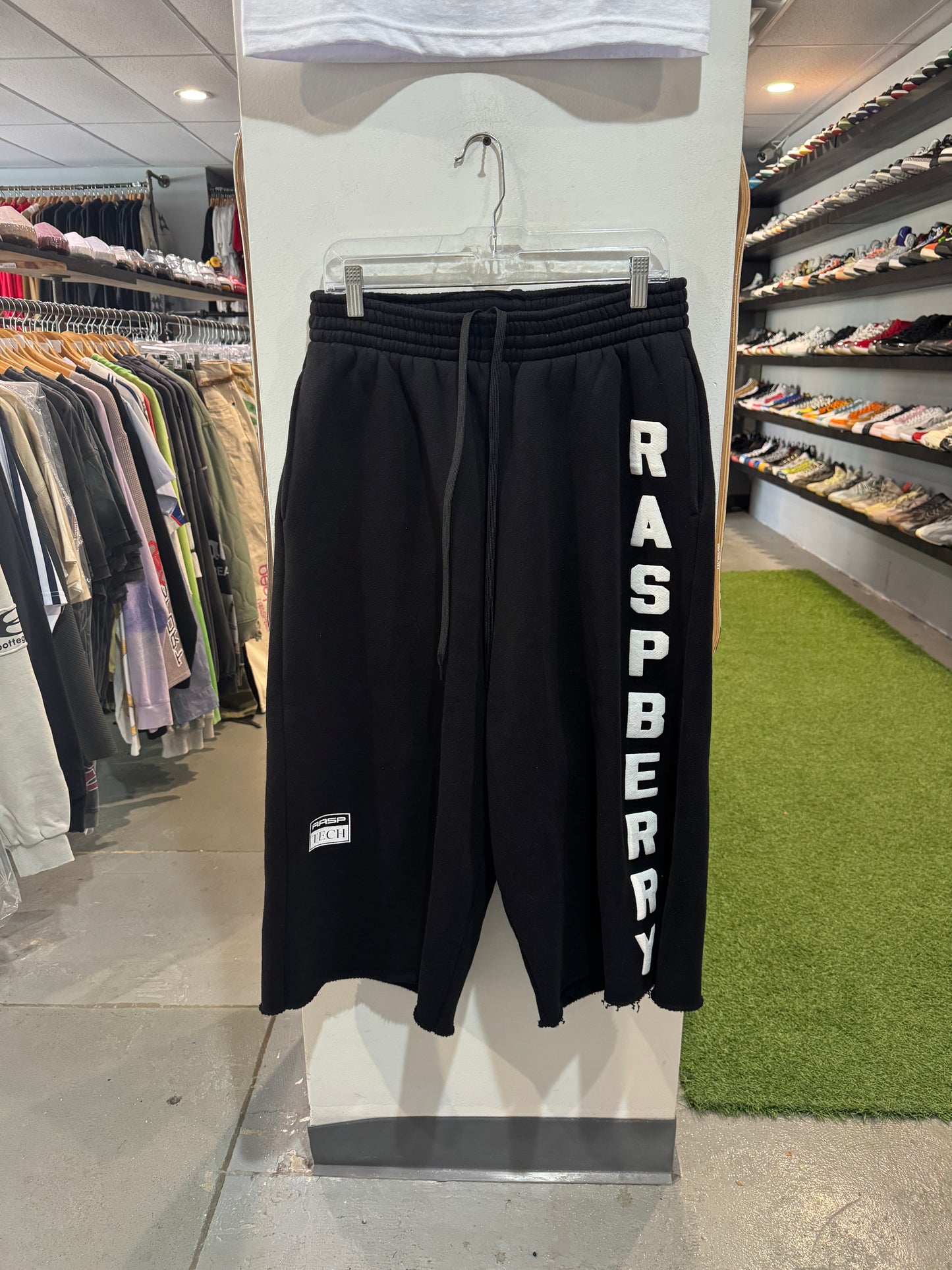GV Gallery Weekday 3/4 Shorts