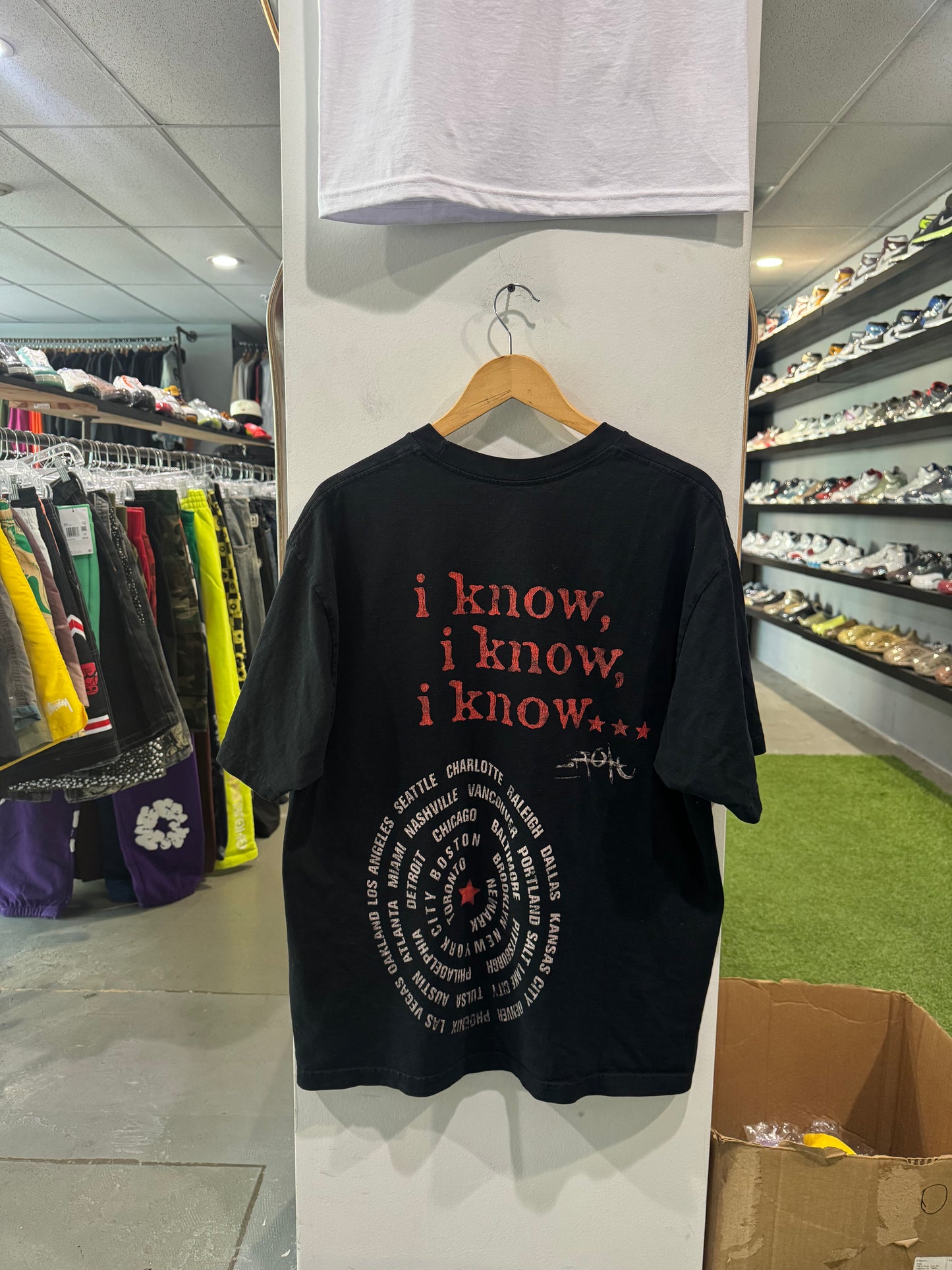 Utopia I Know Tee (XL)