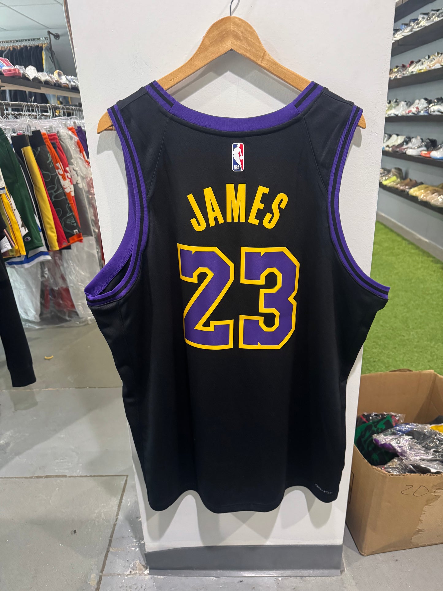 Los Angeles Lakers James Black Nike Jersey (XXL)