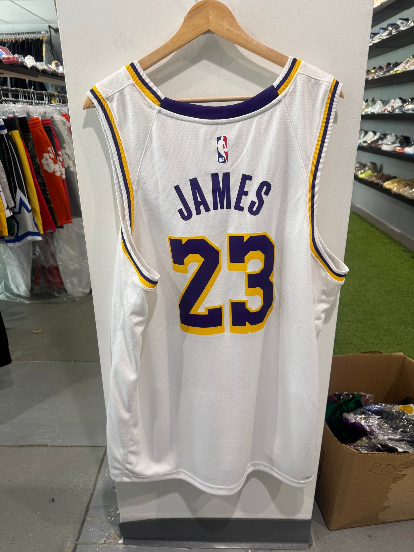 LA Lakers James #23 Nike Jersey (XXL)