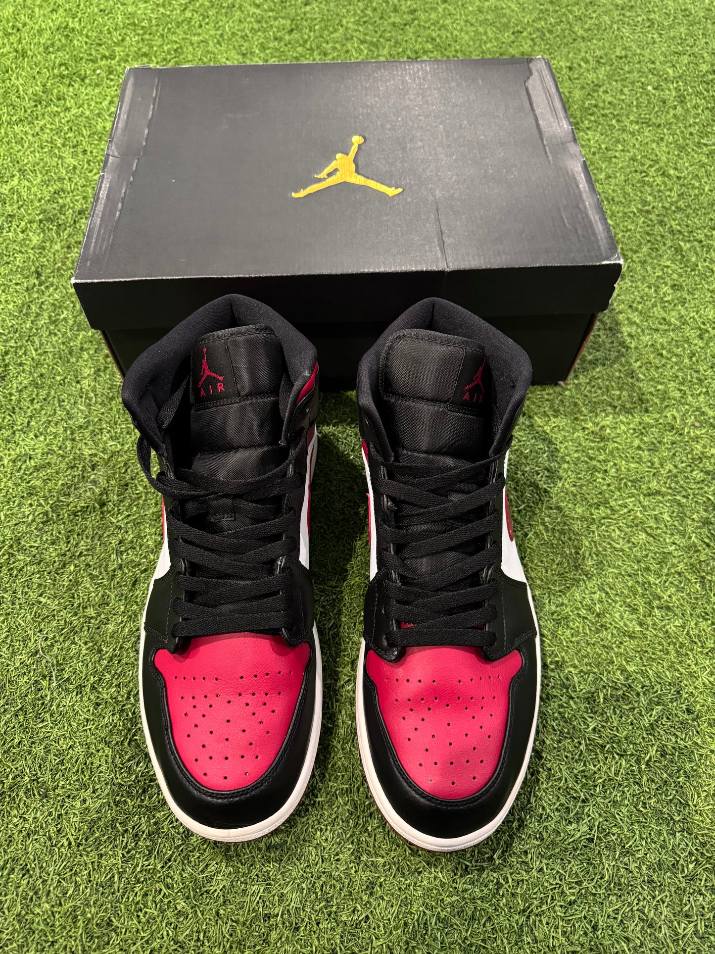 Jordan 1 Mid Bred Toe (12)