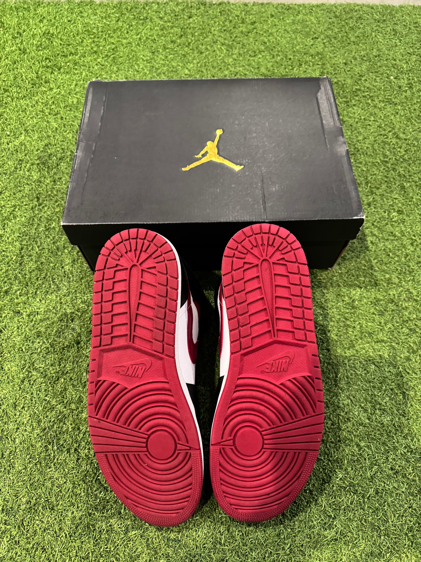 Jordan 1 Mid Bred Toe (12)