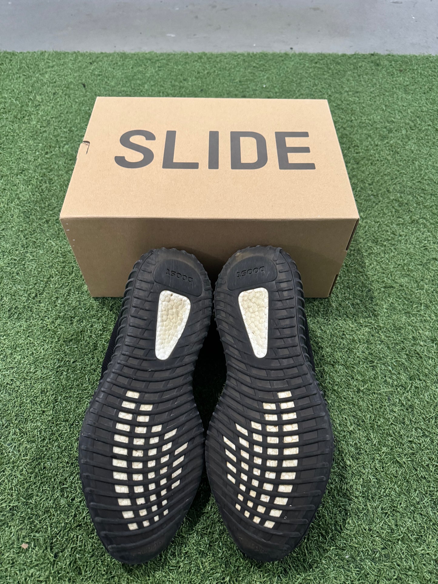 Yeezy 350 Bred (11)