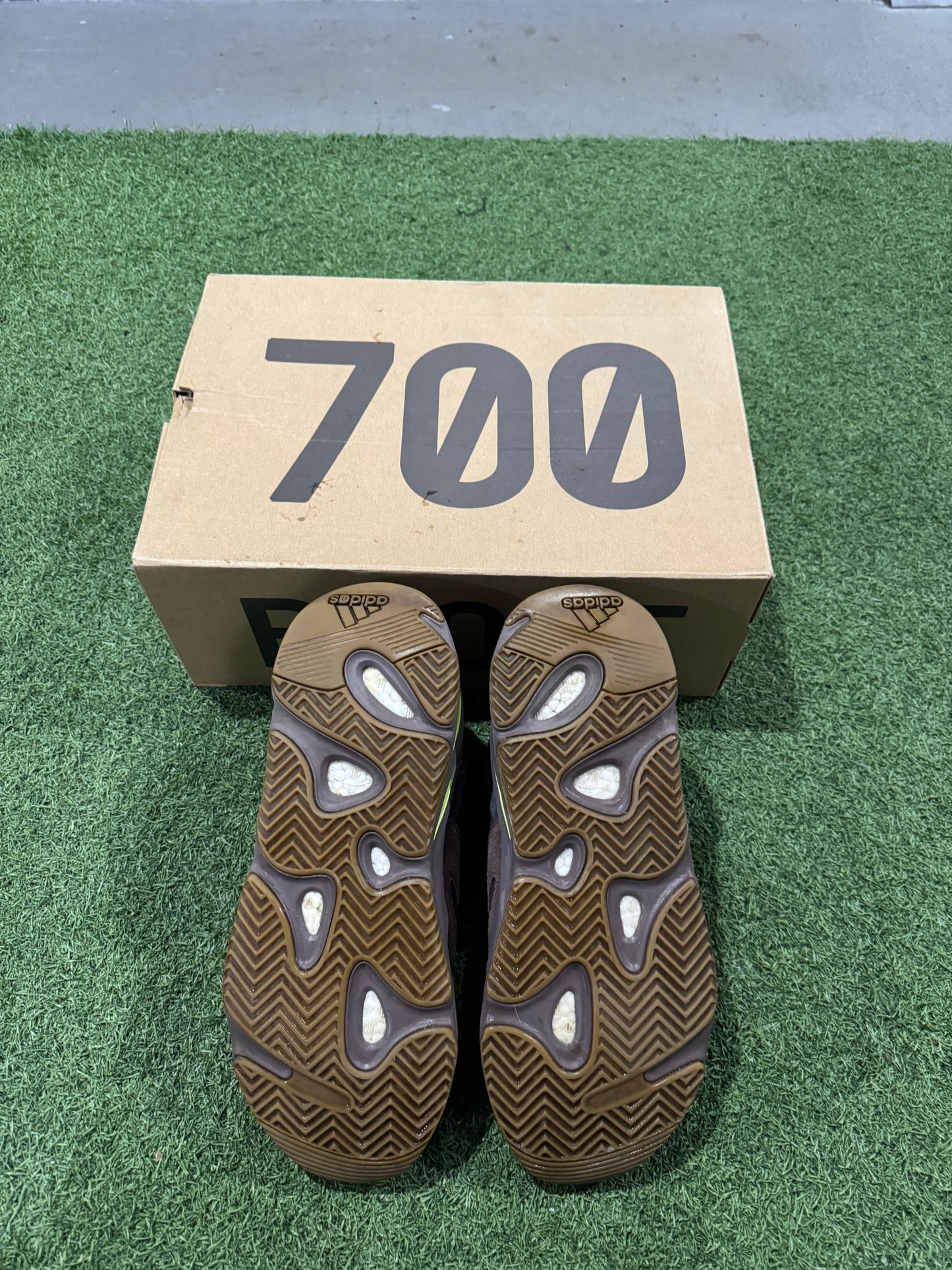Yeezy 700 Mauve (12.5)