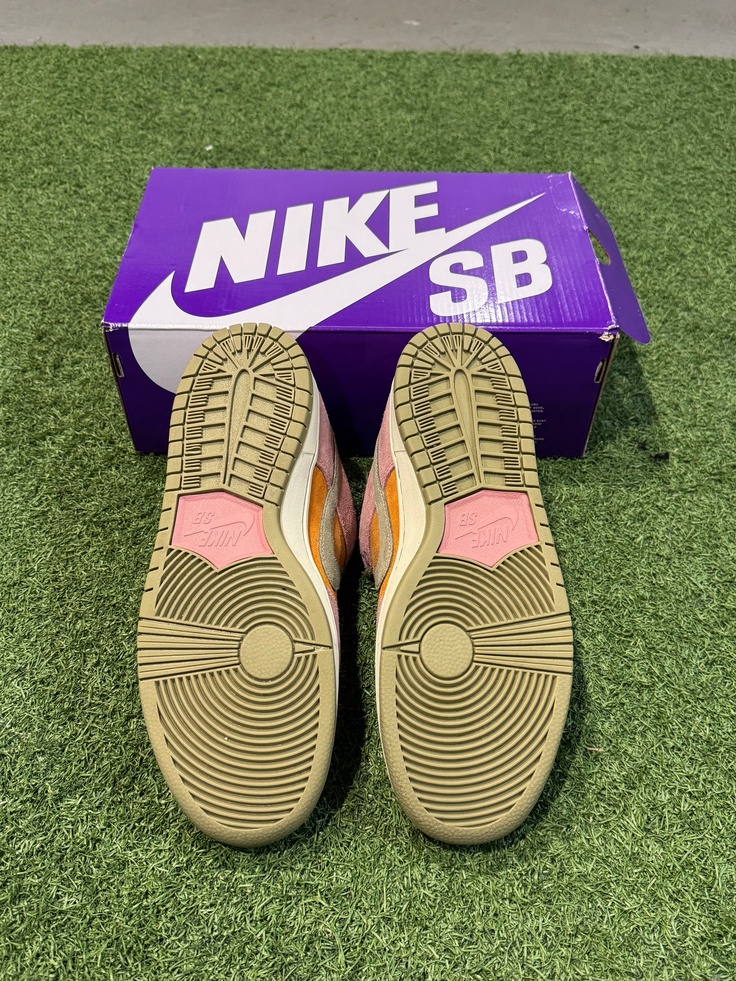 Dunk Low SB Red Stardust (8.5)