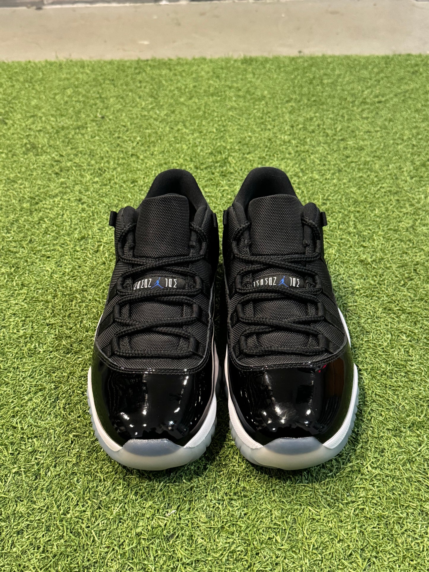 Jordan 11 Low Space Jam (9.5)