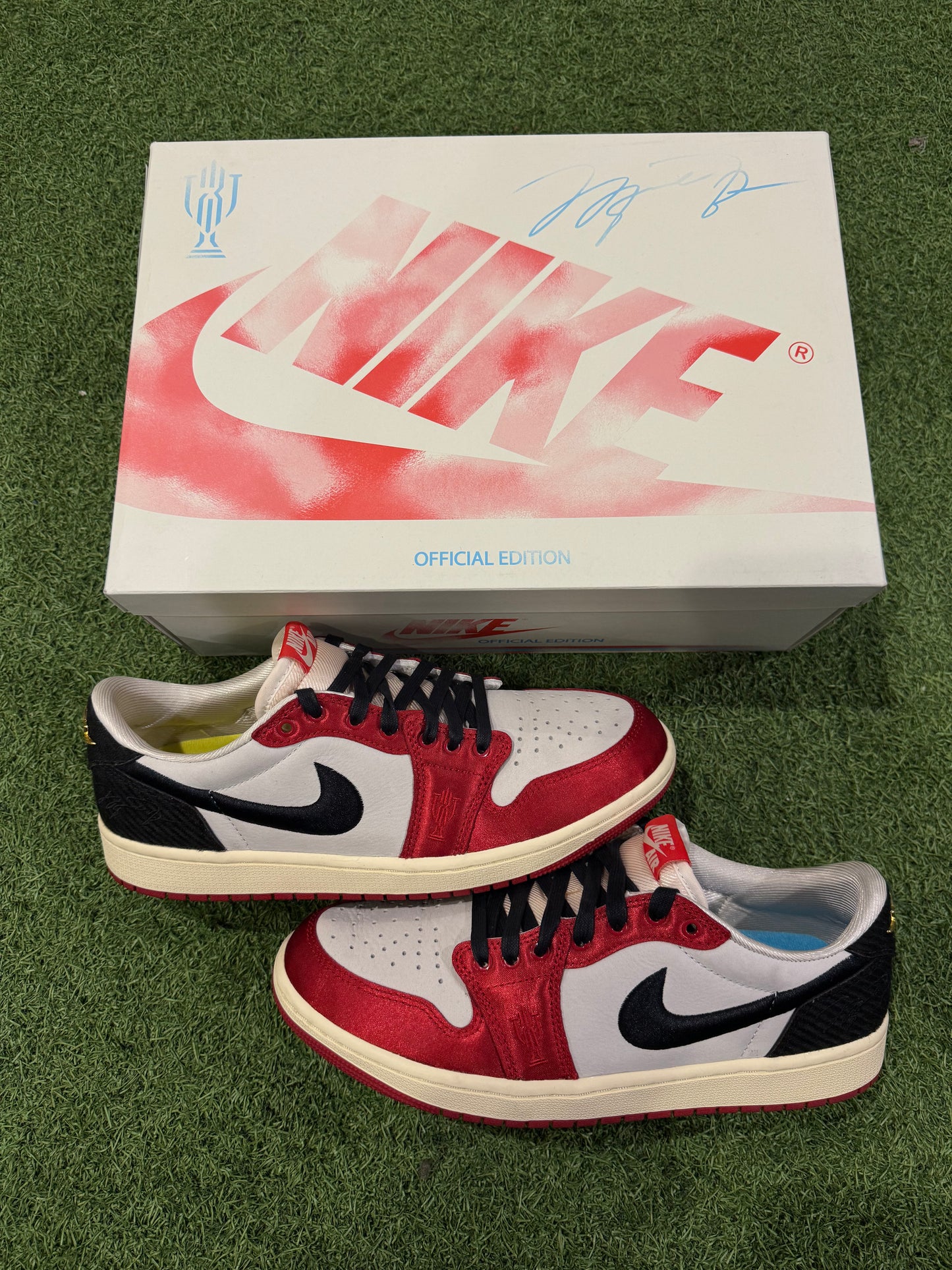 Jordan 1 Low Trophy Room Away (9.5)
