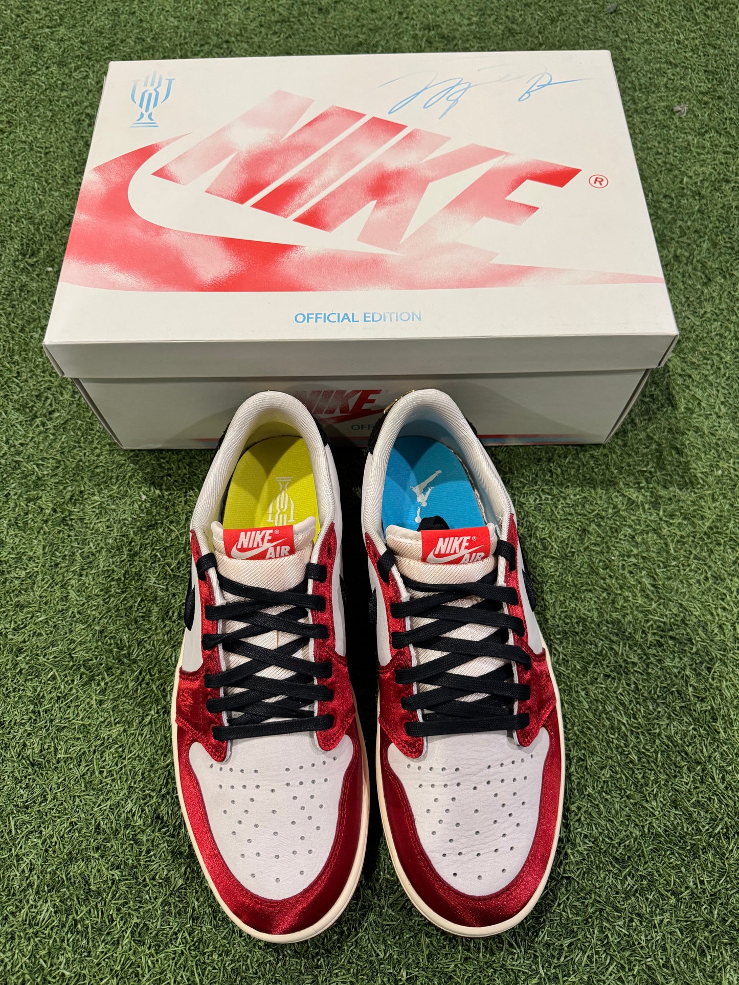 Jordan 1 Low Trophy Room Away (9.5)